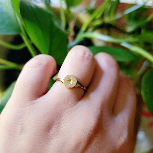 Classic 9ct 9K Solid Gold Dainty Sunburst Star Signet Ring, size 6 - Picture 1 of 9